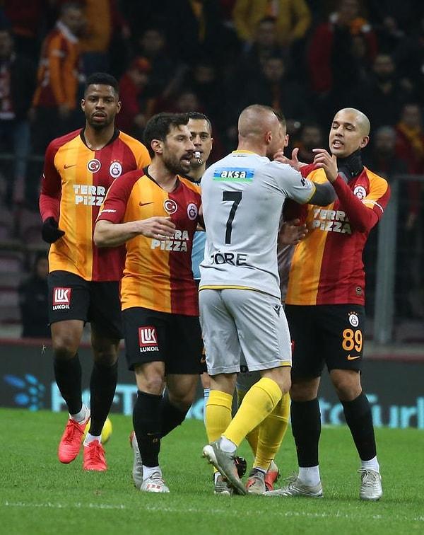 20. dakikada Feghouli ile Gökhan Töre'nin tartışma yaşadığı pozisyon sonucunda iki oyuncu da sarı kart ile cezalandırıldılar.