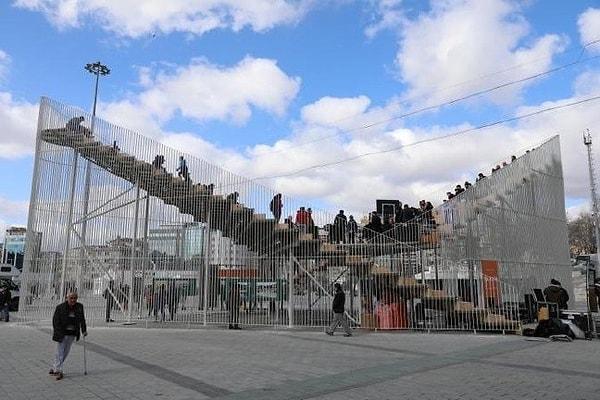 "İstanbul Meydanlarına Kavuşuyor" teması ile tasarlanan geçici platformun adı 'Kavuşma Durağı'.