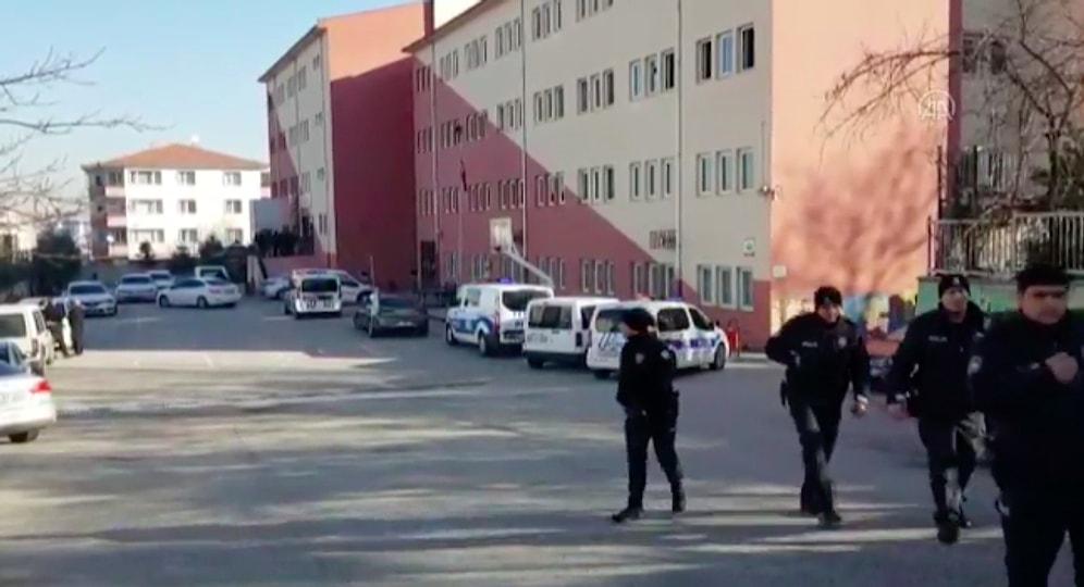 Ankara'nın Etimesgut İlçesinde Bir Lisede Okul Müdürünü Vuran Güvenlik Görevlisi, Aynı Silahla İntihara Kalkıştı