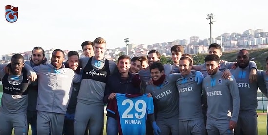 Erzurum Maçı İçin Takım Otobüsünün Geçeceği Güzergahta El Sallamak İçin Bekleyen Fanatik Trabzonspor Taraftarı Futbolcularla Buluştu!