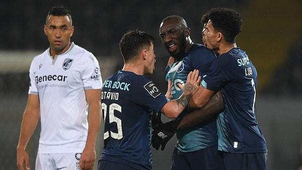 Portekiz devi Porto'nun Malili futbolcusu Moussa Marega, deplasmanda oynadıkları Vitoria Giumaraes karşılaşmasında rakip taraftarların ırkçı saldırısına maruz kaldı.