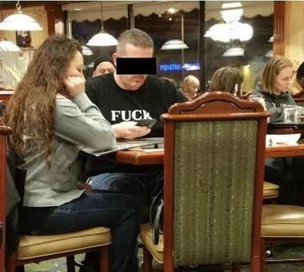 12. Aile restoranına, üzerinde 'fuck' yazan tişört ile giden adam.