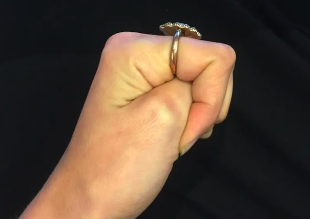 1. Oral seks konusunda sıkıntı yaşıyorsanız, elinizi yumruk yapıp baş parmağınızı sıkmayı deneyin, bu öğürmenizi engelleyecektir.