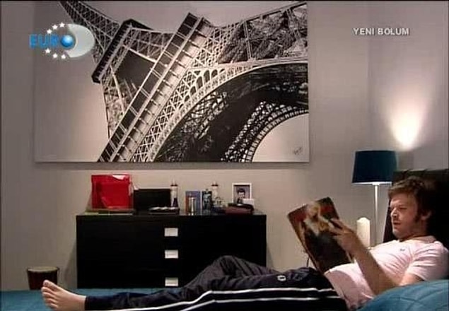 12. Behlül herkesten her şeyden vazgeçti ama bir türlü odasını genç Çilek odası gibi gösteren şu Eyfel Kulesi tablosundan vazgeçmedi.