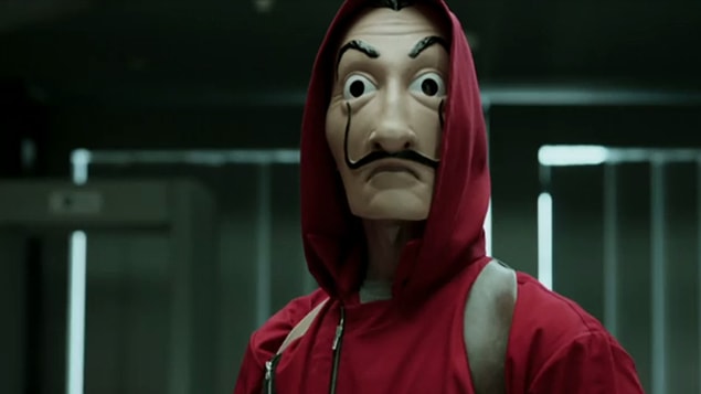 15. Bu maskeleri görünce avazımız çıktığı kadar LA CASA DE PAPEL diye bağırıp kaçıyoruz. Artık o kadar fazla ikonik ki canımızı sıkmaya başladı.