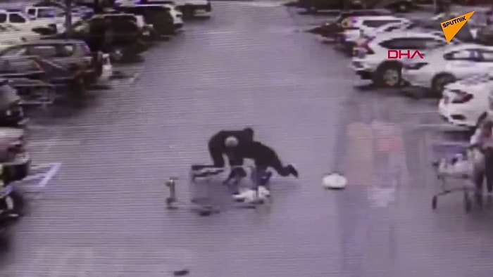 Alışveriş Arabasıyla Hırsızı Etkisiz Hale Getiren Adam!