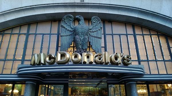 27. Dünyanın en lüks McDonald's restoranı Portekiz'de bulunmaktadır. Elit bir otelden restorana çevrilmiştir.