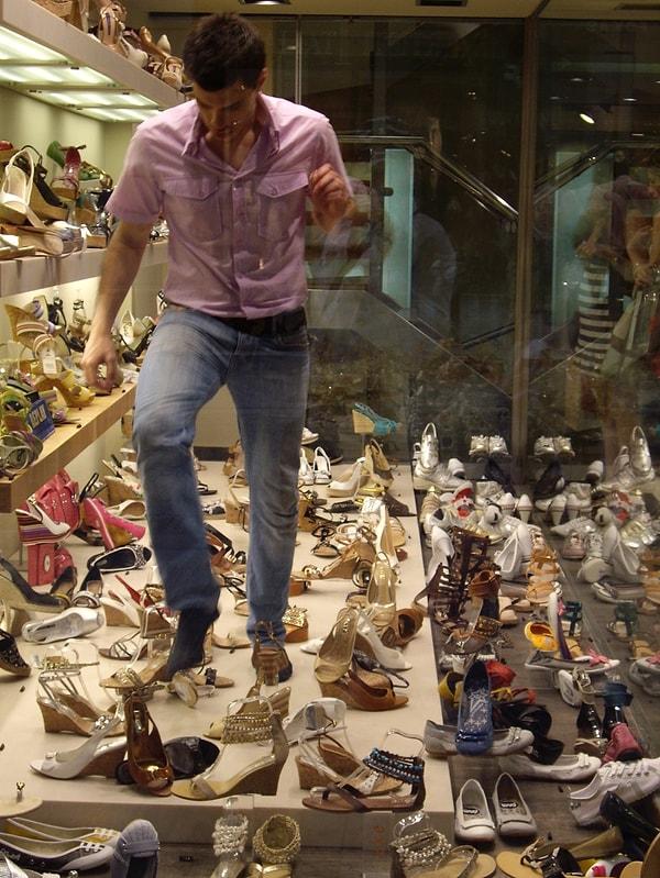 31. Atina'da ayakkabı mağazası görevlisi ayakkabıların diğer eşlerini bulmaya çalışırken: