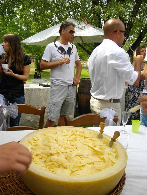 39. İtalya'da insanlar, tahta bir alet ile dilimlenen özel bir peyniri düğün boyunca elleriyle yemektedir.