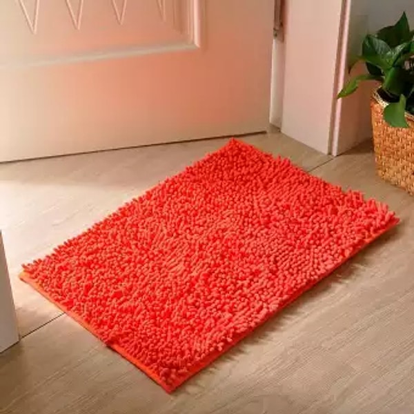 Красный дверной коврик или ковер у входной двери, символизирующий огонь, привлекает хорошую энергию.