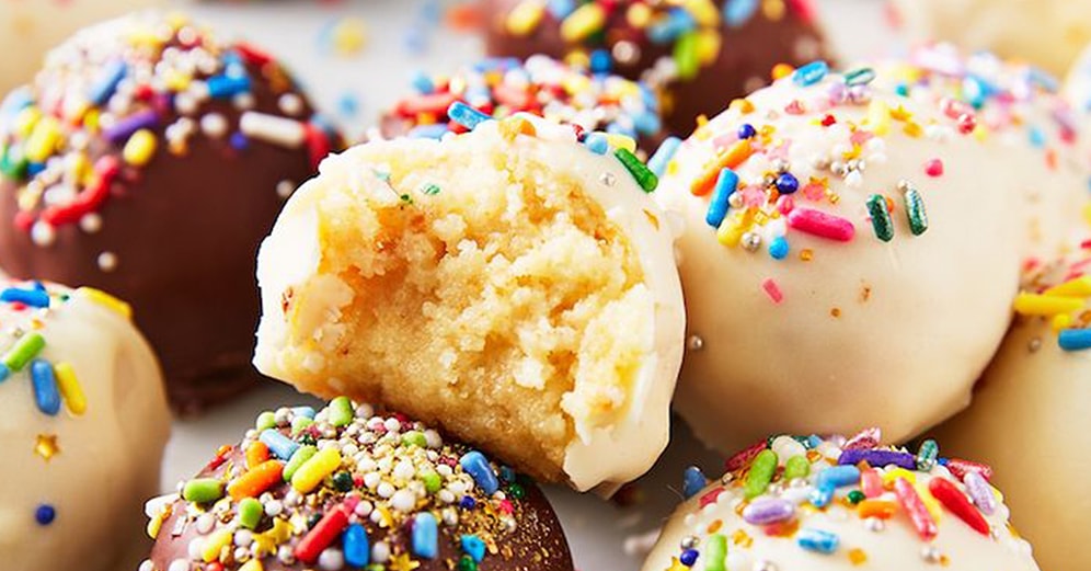 Çikolata Kaplı Kek Topları Tarifi: Çayın Kahvenin Yanına Lokmalık Atıştırmalık Çikolata Kaplı Kek Topları Nasıl Yapılır?