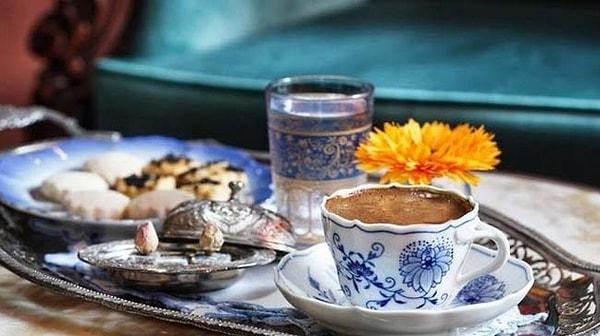 İşte bu farklı pişirme yöntemi Türk kahvesine bambaşka bir aroma verdi ve onu özel kıldı. Sunumunda yanına su ve tadı acı olduğu için ağzı tatlandırsın diye lokum kondu.