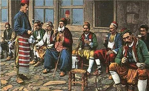 Bir saray içeceği olan kahve zamanla halkın arasına karışıyor. İl olarak 1554 yılında Tahtakale'de ilk kahvehane açılıyor. Sonra da tüm şehirlere hızla yayılıyor.