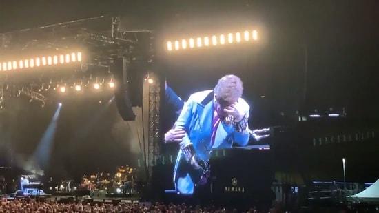 Elton John, Yeni Zelanda'daki Konserini Gözyaşları İçinde Yarıda Bıraktı: 'Şarkı Söyleyemiyorum'