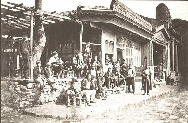 Şu anda Eminönü'nde yer alan o dönemde kahvehaneleri ile meşhur bir sokağa da 'Tahmis' adı verilmiş. Tahmis kahve pişirilen yer anlamına geliyor.