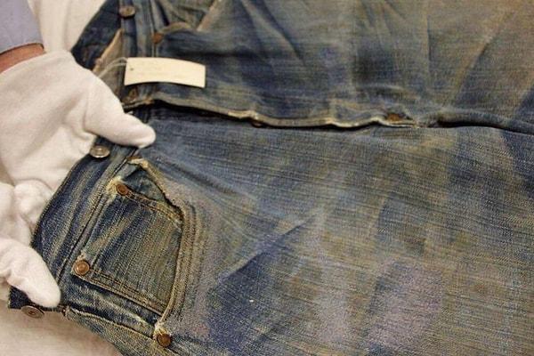 17. Bir altın madeninde bulunan ve sanki günümüze aitmiş gibi görünen 136 yıllık bir Levi's marka kot pantolon...