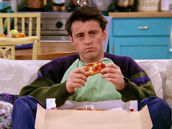 1. Joey ile tüm hayatınızı beraber geçirseniz bir dakika sıkılmazsınız. Sadece önünden yemeğini almayın yeter. Dünyanın en sempatik adamına bir selam verelim.