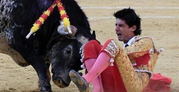 7. Victor Barrio isimli İspanyol matador, bu fotoğraf çekildikten saniyeler sonra Lorenzo isimli boğa tarafından öldürüldü.