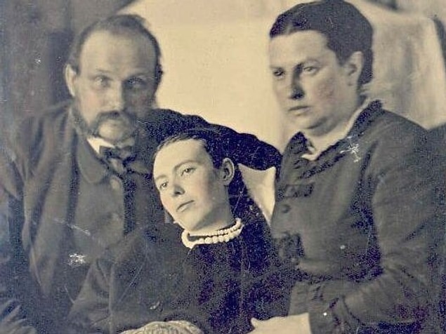 9. Ailedeki birinin ölümünden sonra fotoğraf çekimi Victoria döneminde oldukça yaygındı. Ve işte o fotoğraflardan bir tanesi...