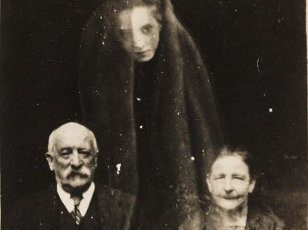 12. Ruh fotoğrafçılığı yapan William Hope'un 1920 yılında çektiği çift ve ruh olduğu iddia edilen silüet.