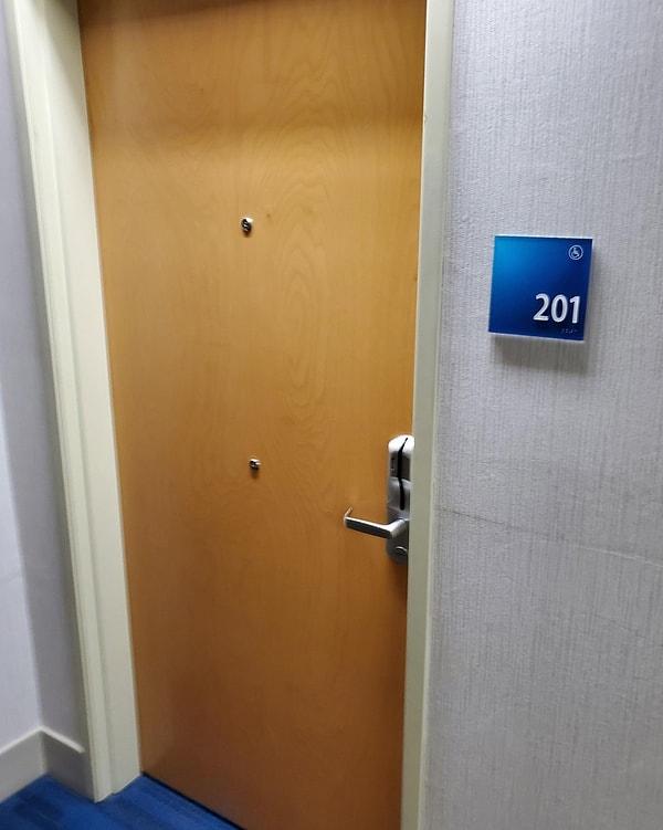 17. Engelli bireylere uygun olan otel odasında, kapı deliğinden bakabilmeleri için yerleştirilmiş 2. bir kapı deliği bulunuyor.
