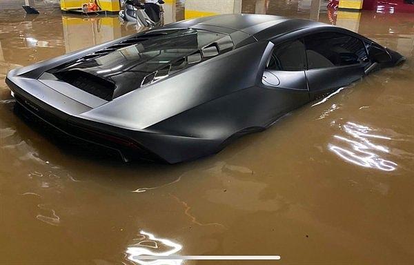 10. "Sao Paulo'daki yağış nedeniyle Lamborghini Huracán sular altında kaldı. Sigortalı da değildi."