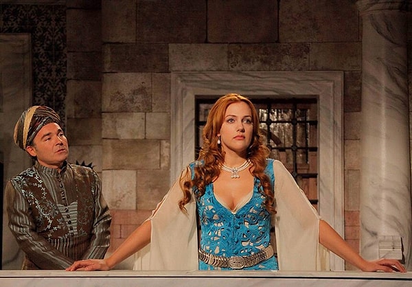 В дворце Топкапы нам показали балконы. В реальном дворце нет никаких балконов, поскольку султан не мог появляться в открытую перед простым народом.