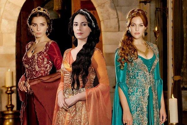 Роскошные наряды, в которых красовались героини Великолепного века, на самом деле являются прототипами европейских костюмов 17 века. В действительности женская одежда османских наложниц выглядела несколько иначе.