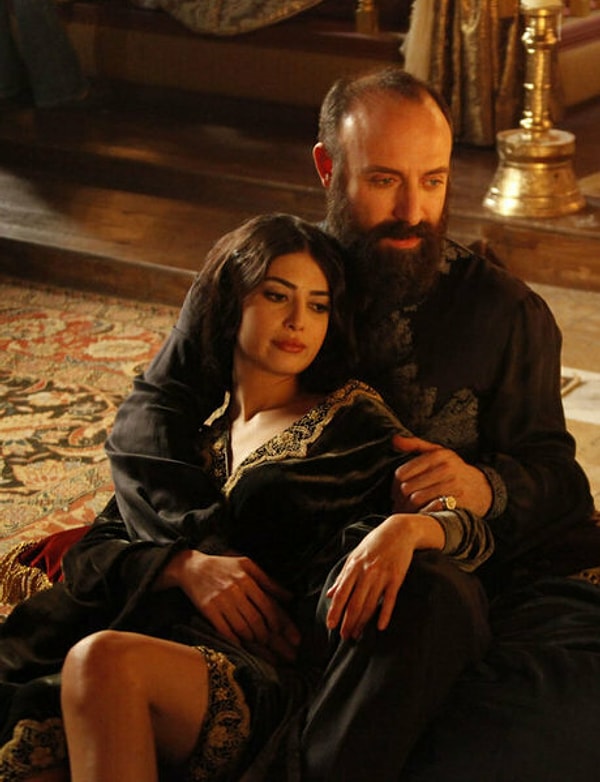 В сериале у Сулеймана много фавориток. Но такие персонажи, как Изабелла, Садыка, Фирузе и другие, они просто выдуманы. На самом деле после знакомства с Хюррем султан распустил гарем.