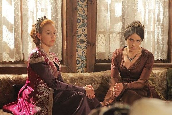 Титул Хасеки-султан второй по значимости после Валиде-султан. Введен Сулейманом специально для своей любимой и единственной жены Хюррем. Но в сериале Хасеки-султан также называют Махидевран.