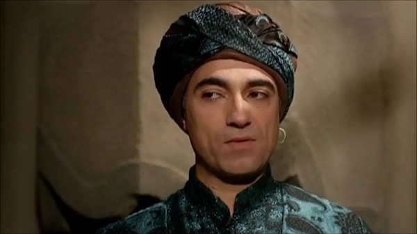 В сериале первооткрывателем кофе становится Сюмбюль-ага. На самом деле в Стамбул кофе завез наместник султана в Йемене Оздемир Паша в 1517 году. Впервые попробовав кофе во время службы в Йемене, он пришел в восторг от этого прекрасного напитка. Небольшую партию зерен после этого он привез в Стамбул.