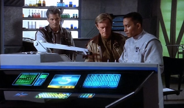 12. Babylon 5 (1994–1998)