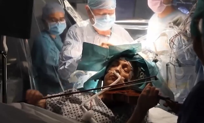 В Британии музыкант играл на скрипке во время того, когда ему проводили операцию на головной мозг