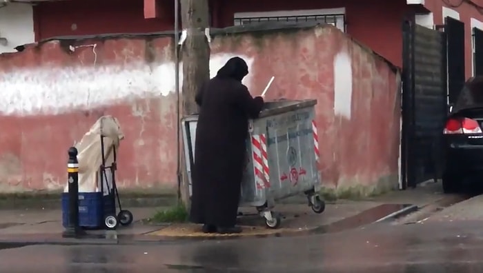 Bir Süpermarketin Çöpüne Atılanları Toplayan Kadınların İzlerken Yüreğinizi Burkacak Görüntüleri!