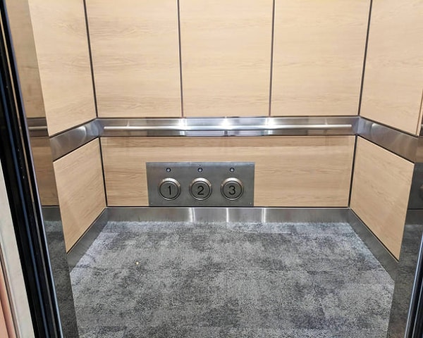 6. У этого лифта есть кнопки для ног для случаев, если руки заняты