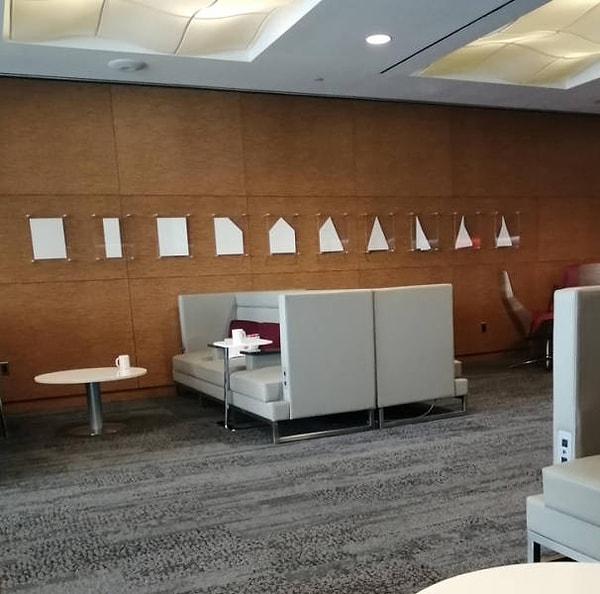 9. В зале ожидания аэропорта есть инструкции, как делать бумажный самолетик, если скучно :)