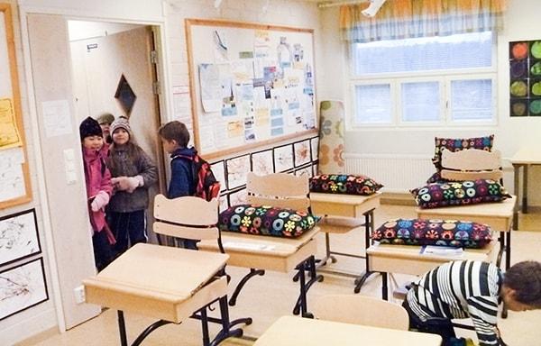 7. Finlandiya'da sınıflarda yastıklar bulunuyor ve çocuklar ders molalarında sınıfta rahatlıkla uyuyabiliyor.
