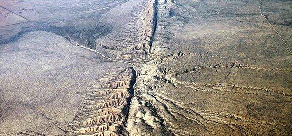 Dünyada ise Kuzey Anadolu Fay Hattına çok benzeyen bir fay daha bulunmakta: San Andreas Fayı.