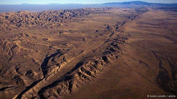San Andreas Kırığı, Los Angeles’ın yaklaşık 53 kilometre kuzeydoğusundan geçip San Francisco yakınlarında Pasifik Okyanusuna uzanmaktadır.