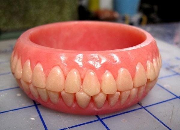 16. "Takma dişlerinizi koymanız için diş kutusu:"