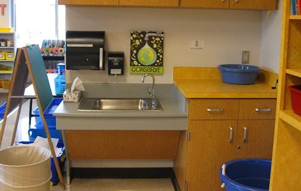 15. Alman okullarının çoğunda sınıfta lavabolar bulunuyor, çocuklar istedikleri zaman ellerini kolayca yıkayabiliyor.