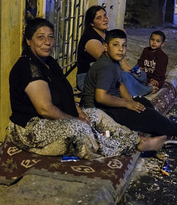 1. Ankara'nın en meşhur mahallesi olan Çinçin Mahallesi'nde bir yaz günü kapıda çekirdek çitleyen aile
