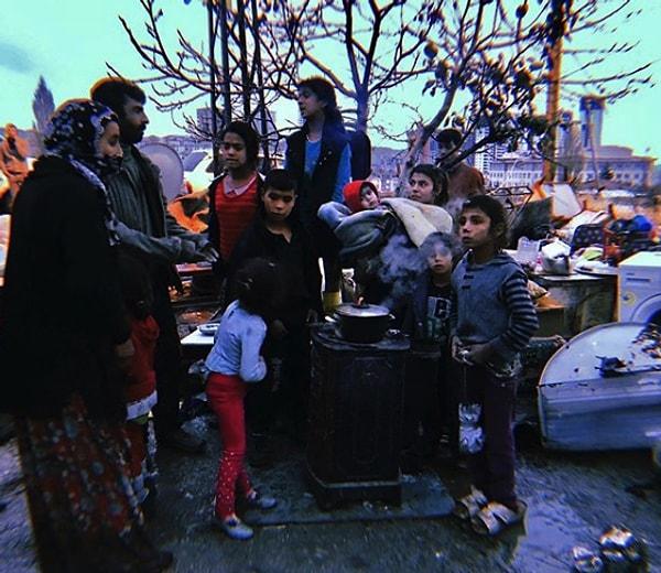 11. Sokakta yaktıkları sobanın üstünde hem yemek pişiren hem de ısınan Suriyeliler.