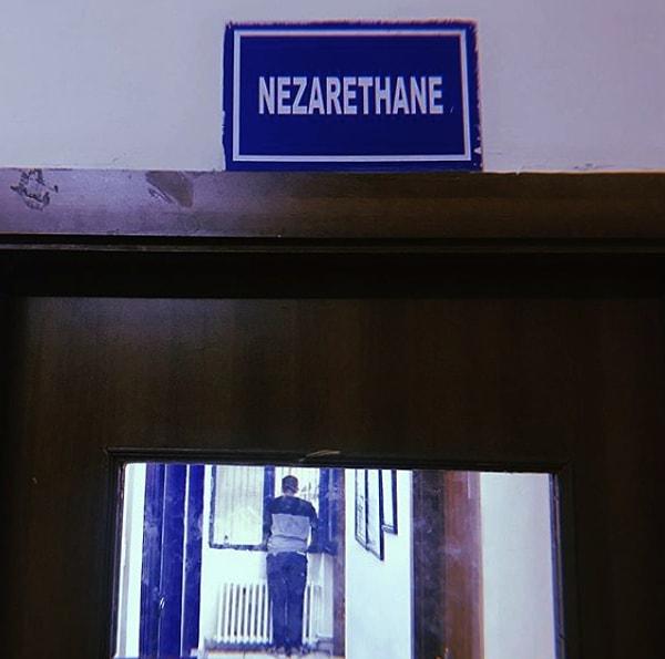 12. Nezarethanenin penceresinden düşünceli düşünceli dışarıyı seyreden bir tutuklu...