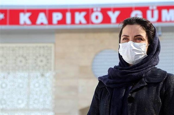 Türkiye'ye giriş yapan bazı İranlıların da maske taktığı görüldü.