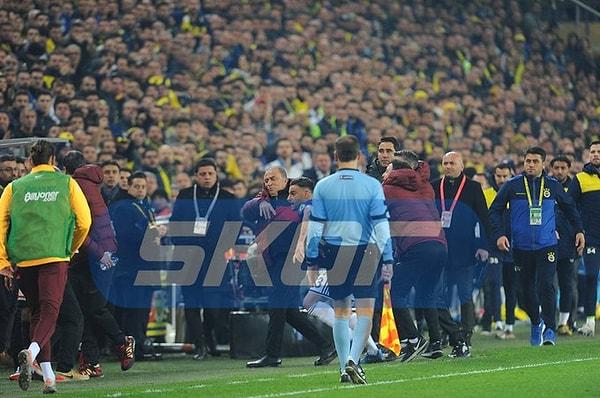 Belhanda ile yaşadığı tartışma sonrası Galatasaray kulübesine yönelen Deniz Türüç de 84. dakikada Fenerbahçe’de kırmızı kart gördü.