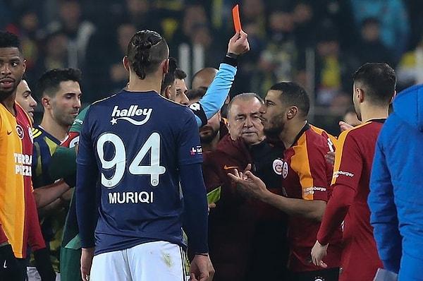 Galatasaray’da Belhanda, oyundan çıkarken Deniz Türüç ile yaşadığı tartışma nedeniyle ikinci sarı karttan 84. dakikada kırmızı kart gördü.
