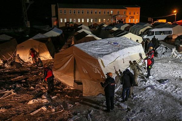 En fazla yıkımın gerçekleştiği Özpınar Köyü'ndeki depremzedeler için akşam saatlerinde çadırlar kuruldu. Gece hava sıcaklığı eksi 3 dereceyi buldu.