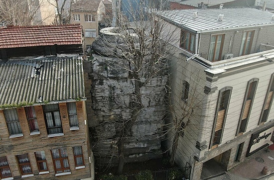 Bir Tarih Daha Yok Oluyor: İstanbul´da İki Bina Arasında Sıkışan 1.600 Yıllık Sütunda Derin Çatlaklar Oluştu