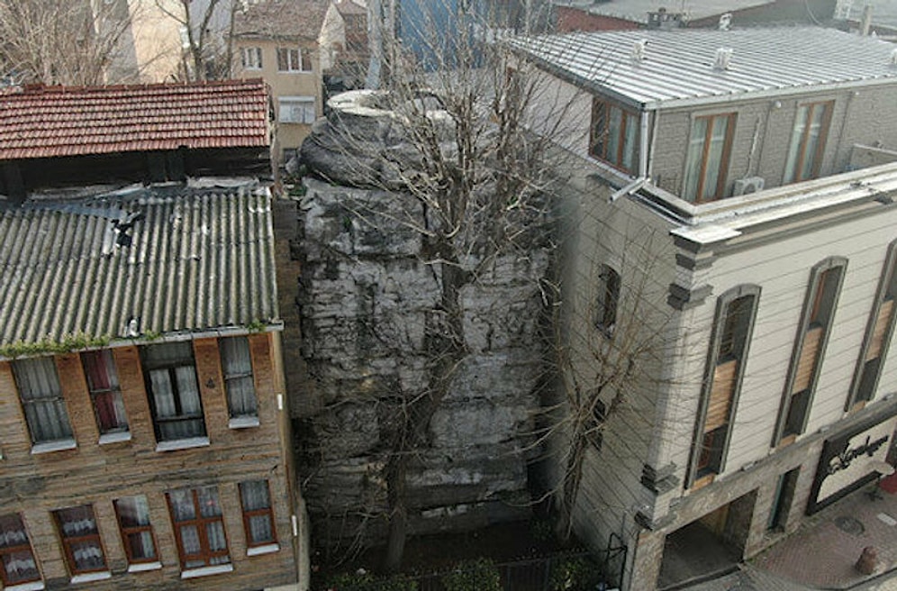 Bir Tarih Daha Yok Oluyor: İstanbul´da İki Bina Arasında Sıkışan 1.600 Yıllık Sütunda Derin Çatlaklar Oluştu